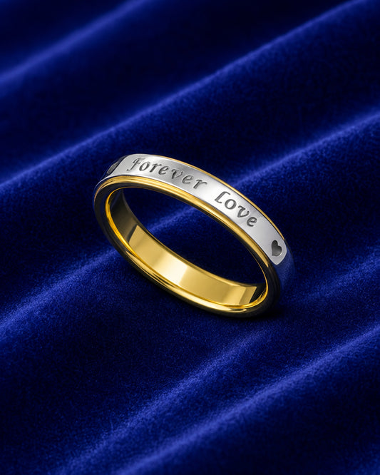 Anillo bicolor de 4mm con la frase "Forever Love" sobre terciopelo azul.
