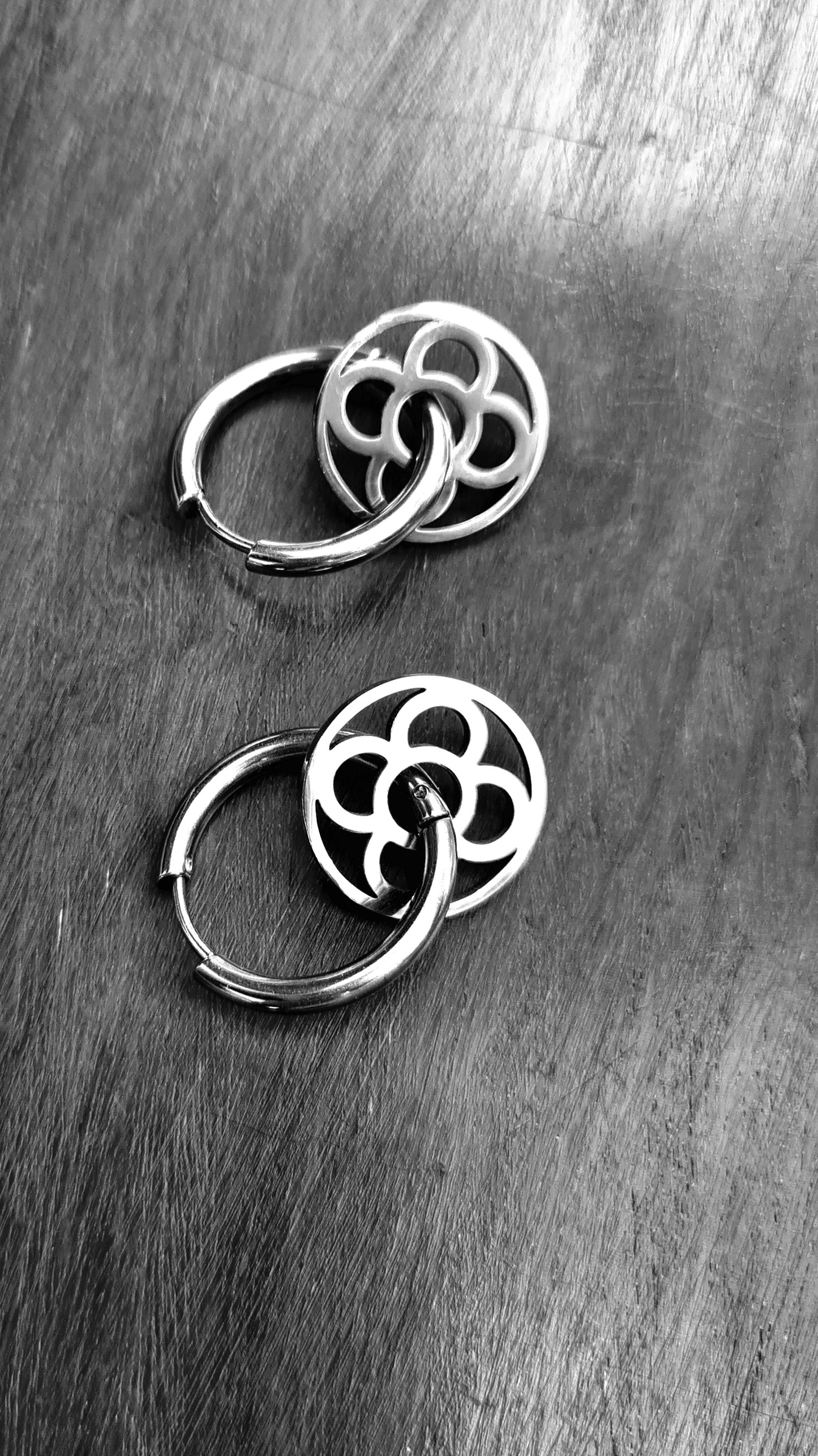 Aros con la Flor de Barcelona de acero inoxidable circular para mujer. Blanco y Negro.