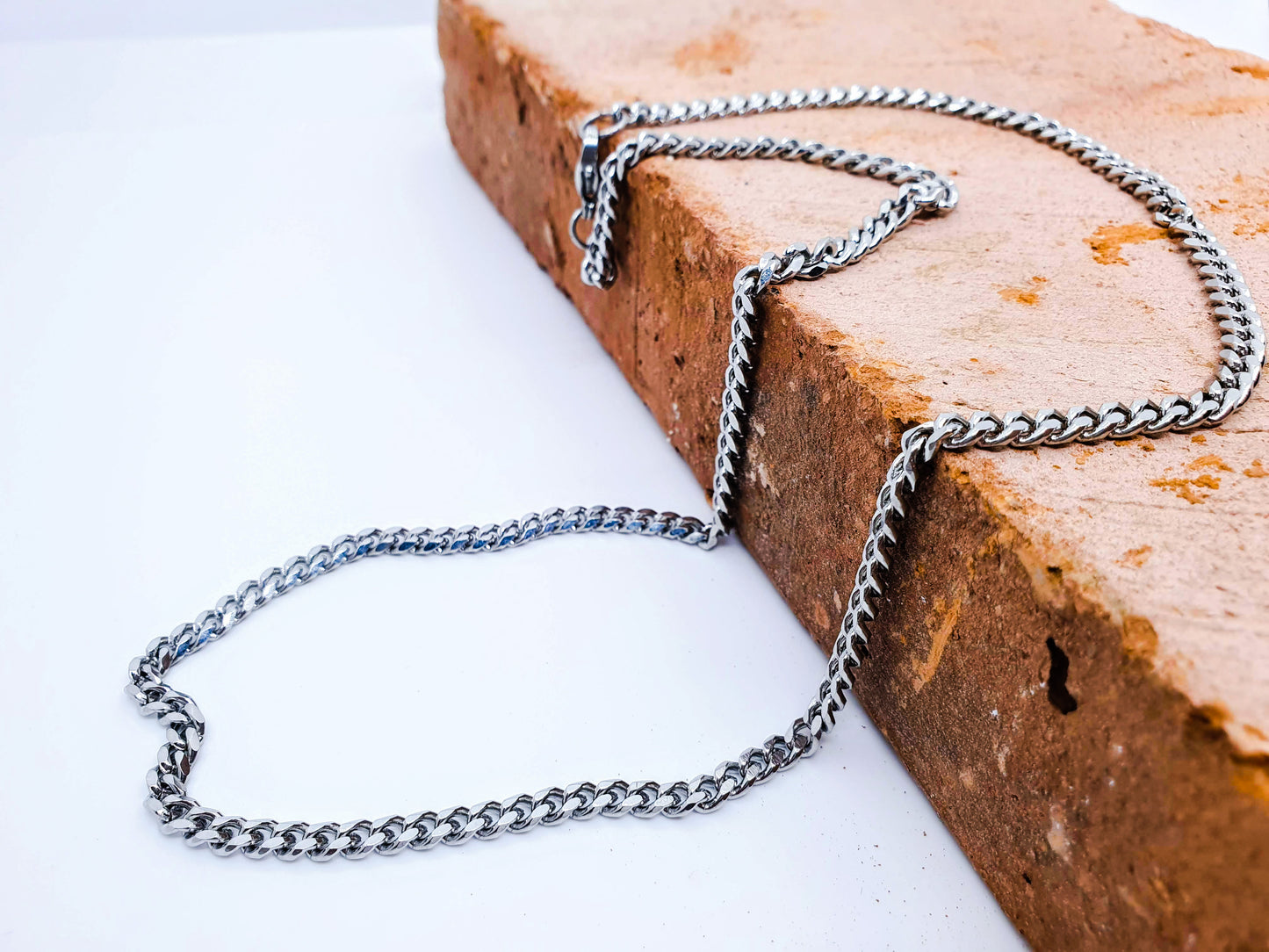 Cadena acero inoxidable modelo Barbada o Cubana, 2 anchos. Posa sobre ladrillo.