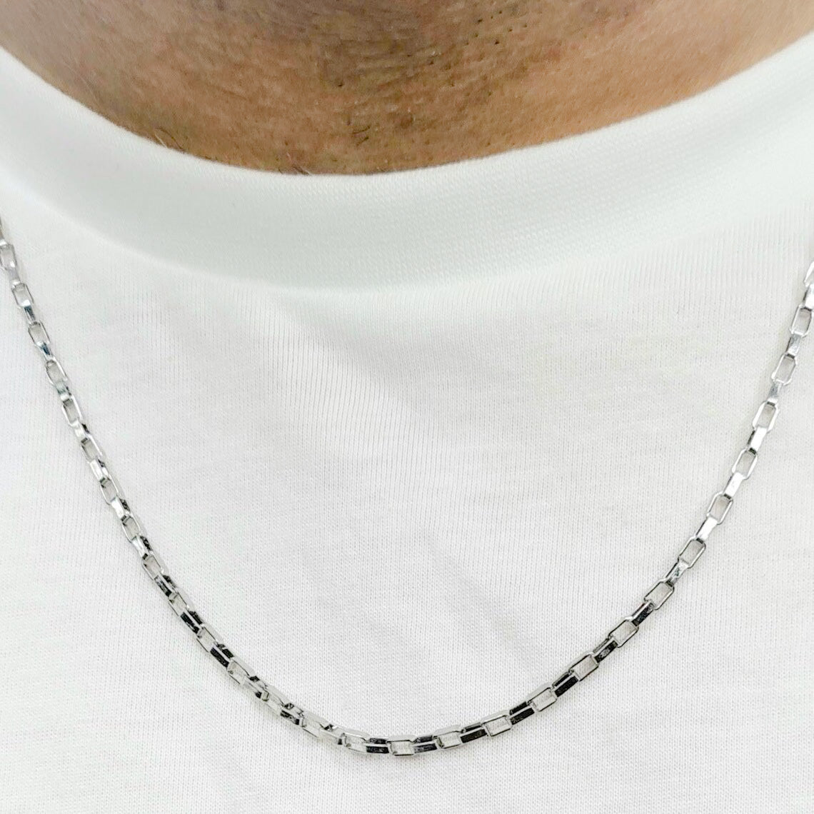 Cadena acero inoxidable modelo Veneciano, 3 anchos. Posa sobre cuello de modelo.