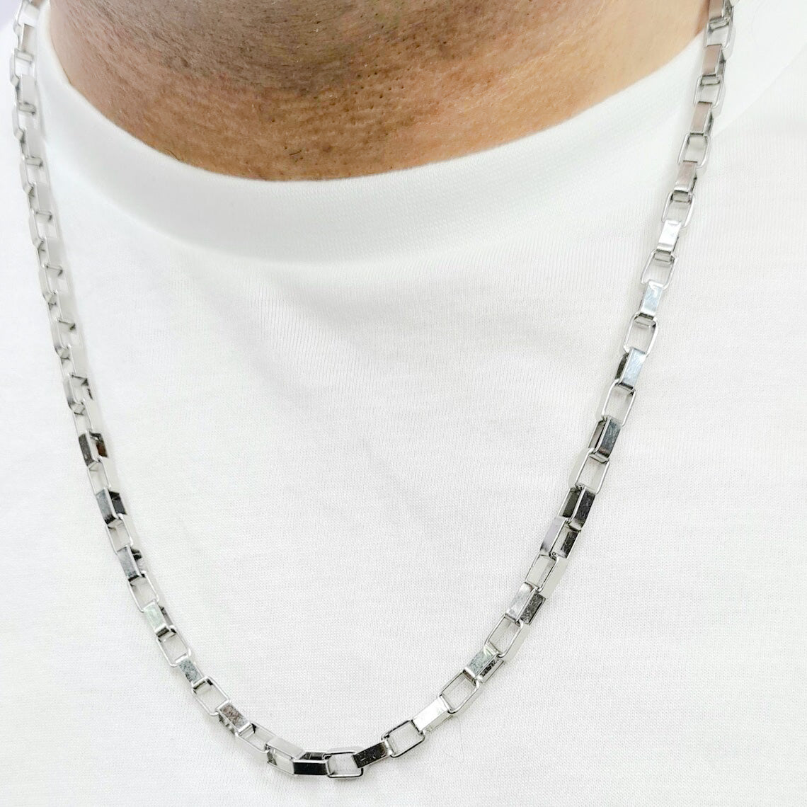 Cadena acero inoxidable modelo Veneciano, 3 anchos. Posa sobre cuello de modelo.