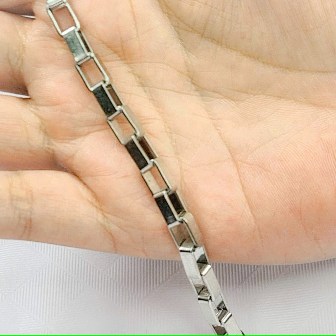 Cadena acero inoxidable modelo Veneciano, 3 anchos. Posa sobre mano.