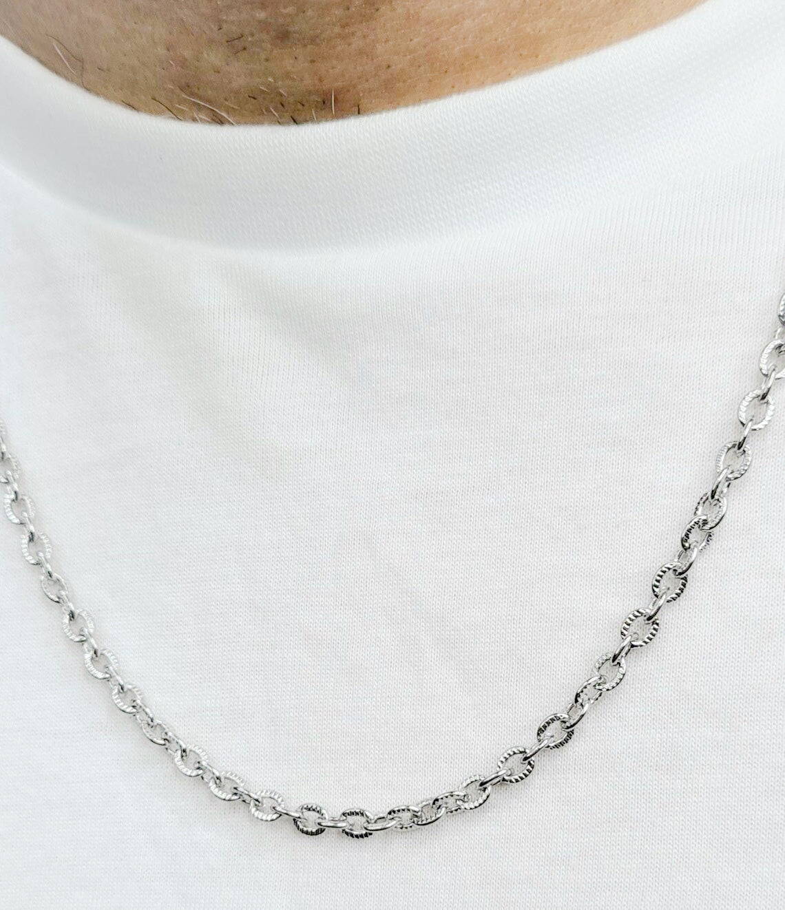 Cadena acero inoxidable modelo Eslabón Forzado Diseño, 4mm de ancho. Posa sobre cuello de modelo.