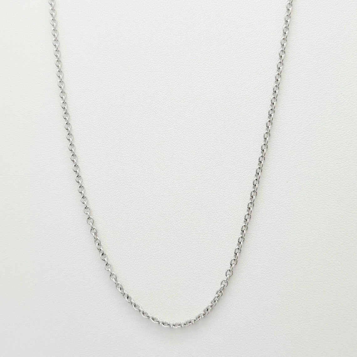 Cadena acero inoxidable modelo Eslabón Forzado Fino, 3 anchos. Posa sobre fondo blanco.