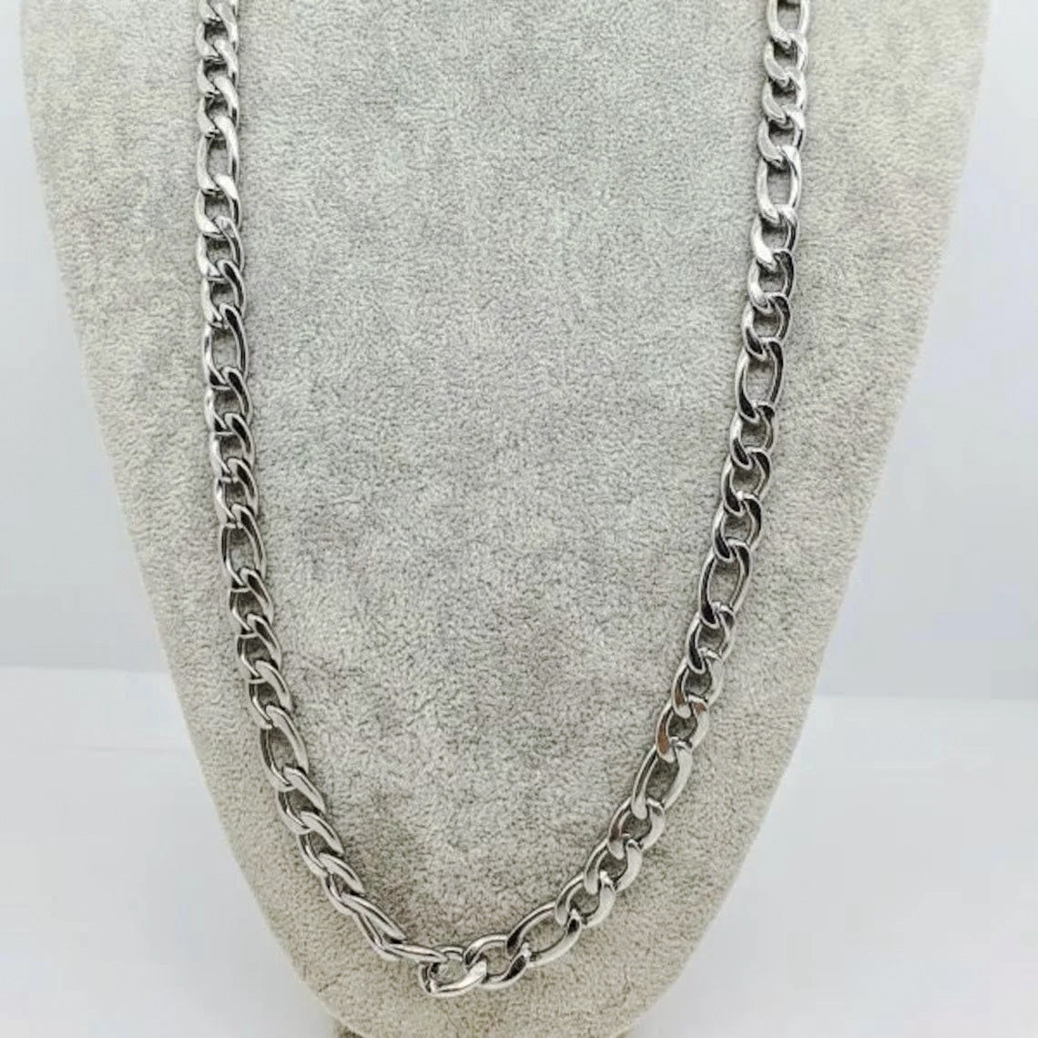 Cadena acero inoxidable modelo Fígaro, 4 anchos. Posa sobre expositor.