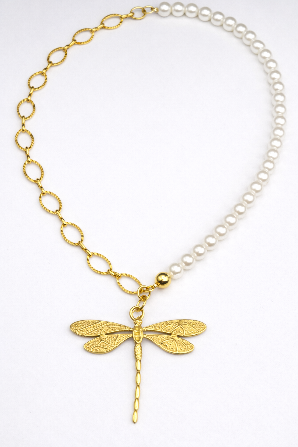 Colgante Libélula de acero inoxidable dorado y Perla para mujer.