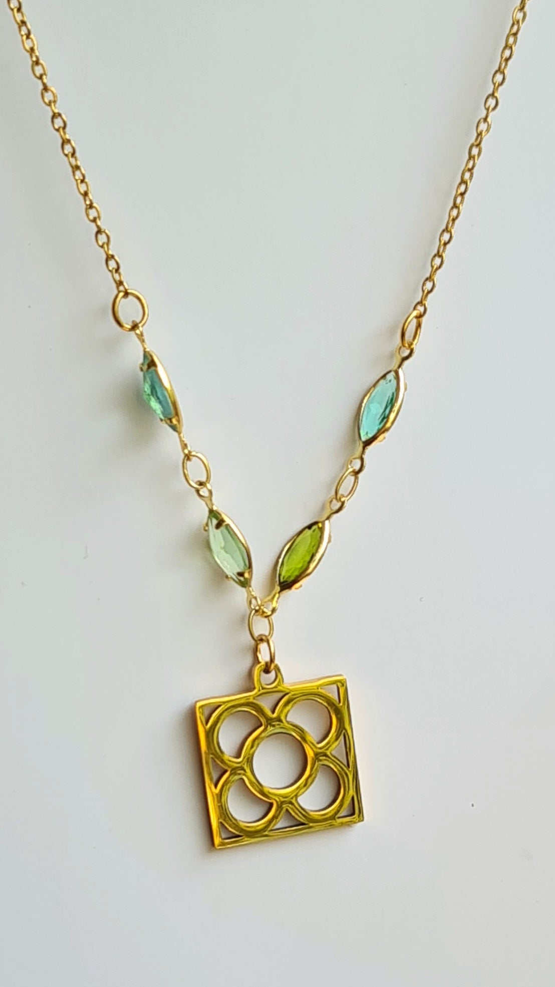 Colgante de acero inoxidable dorado con Flor de Barcelona y lágrimas para mujer.