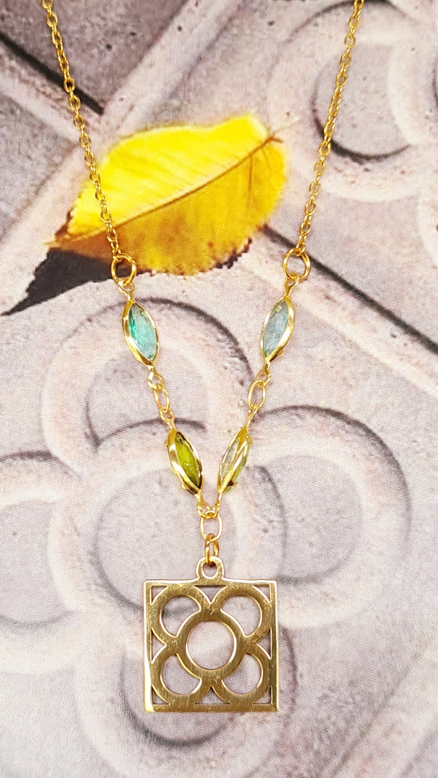 Colgante de acero inoxidable dorado con Flor de Barcelona y lágrimas para mujer.