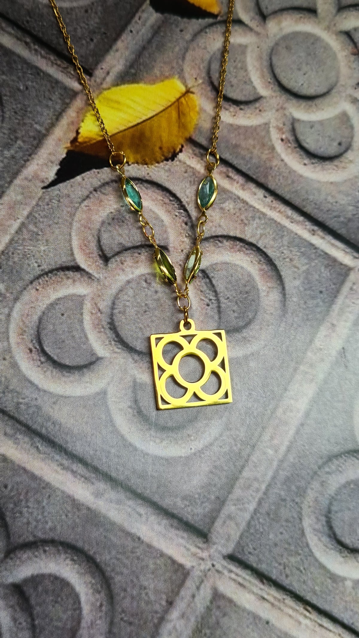 Colgante de acero inoxidable dorado con Flor de Barcelona y lágrimas para mujer.