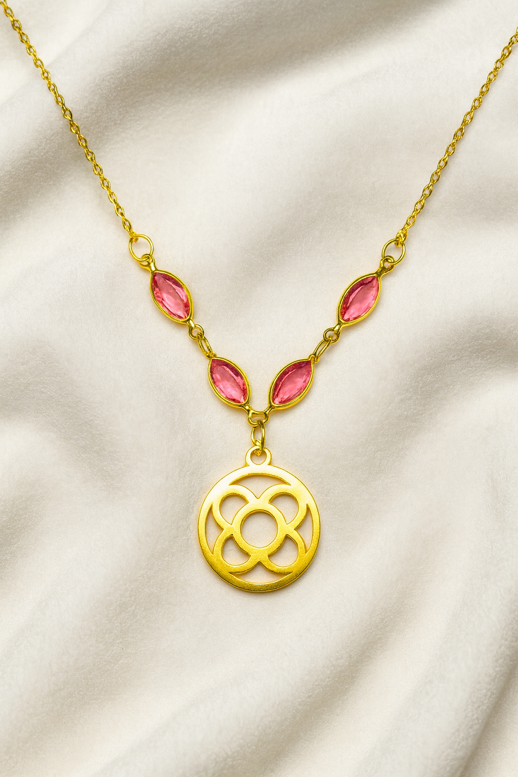 Colgante de acero inoxidable dorado con Flor de Barcelona y lágrimas para mujer.
