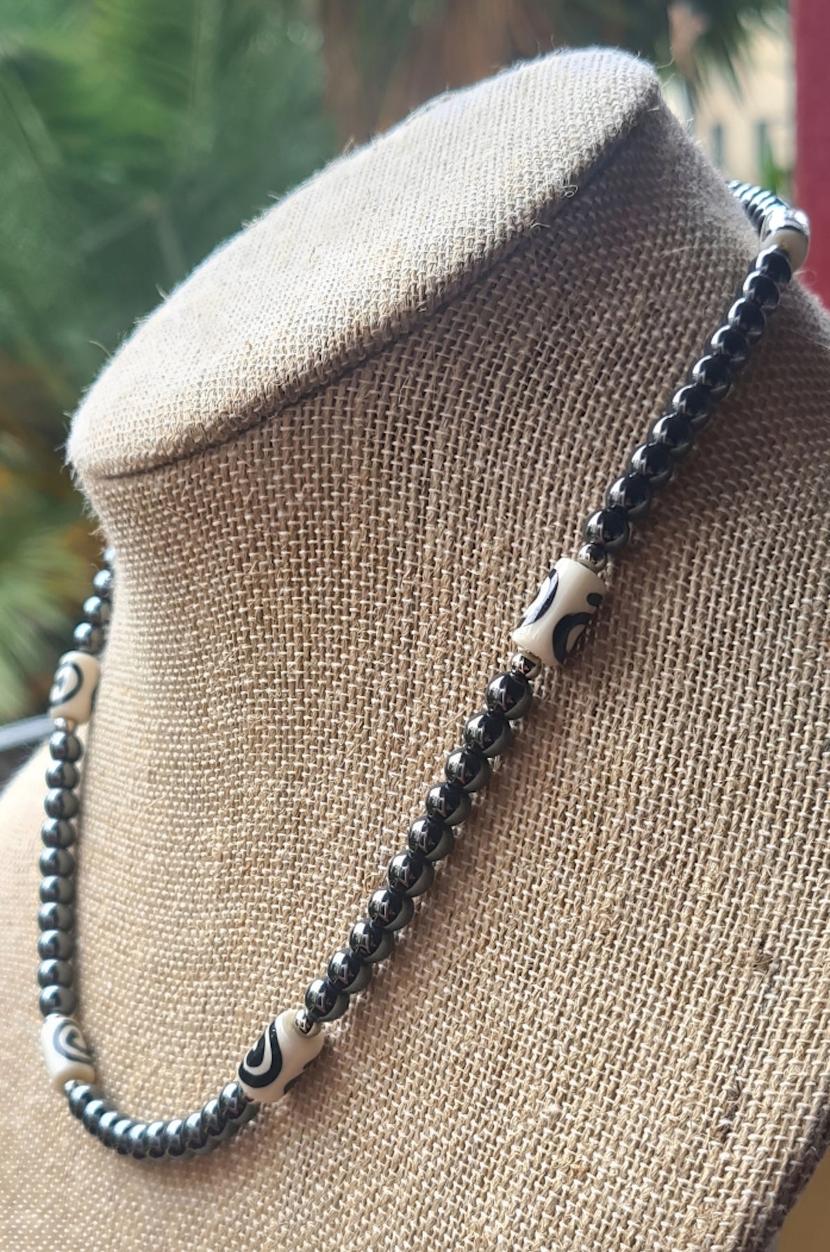 Collar colocado sobre busto para mostrar caída y proporciones.