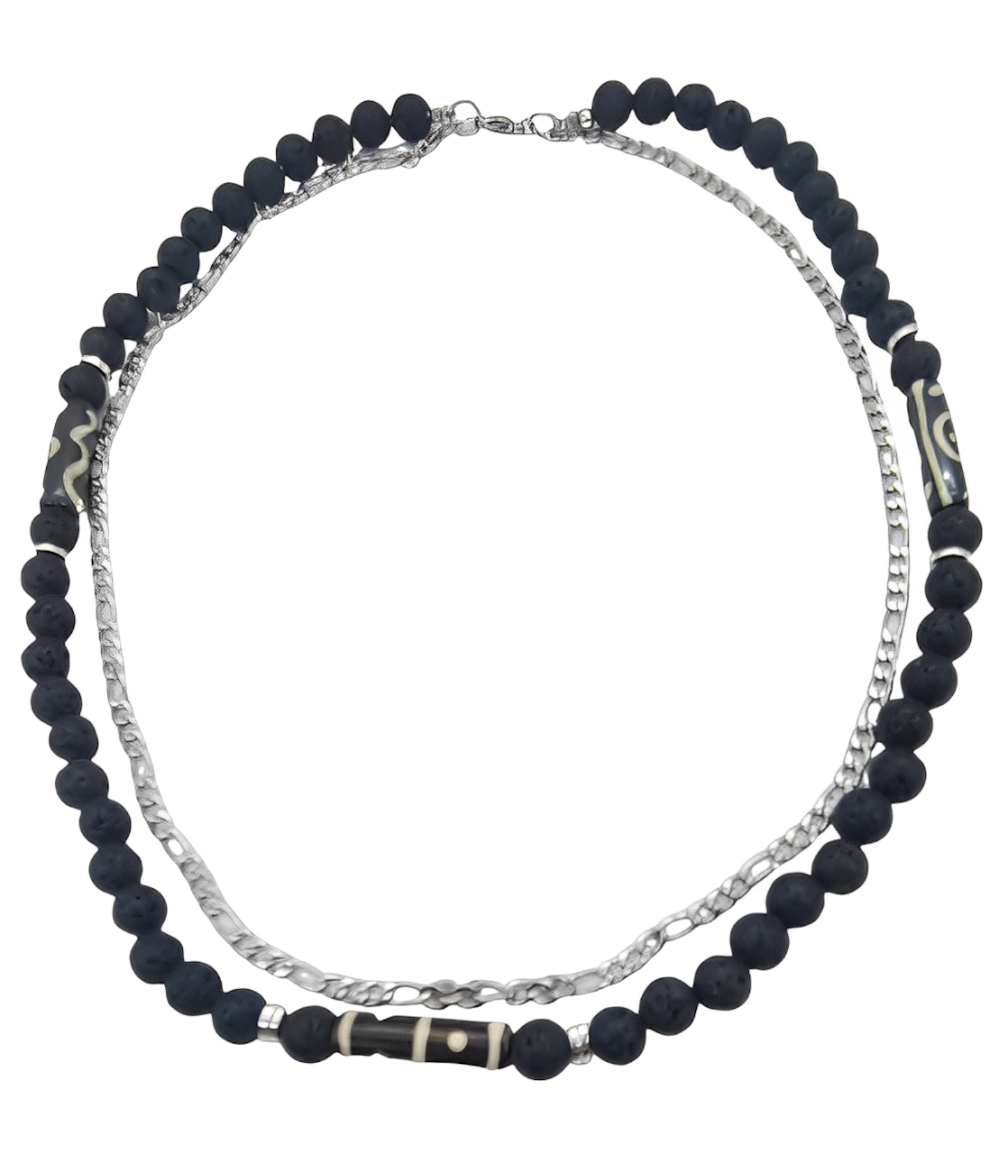 Collar Hombre Lava Negra, Hueso de Yak y Cadena Fígaro. Posa sobre fondo blanco.