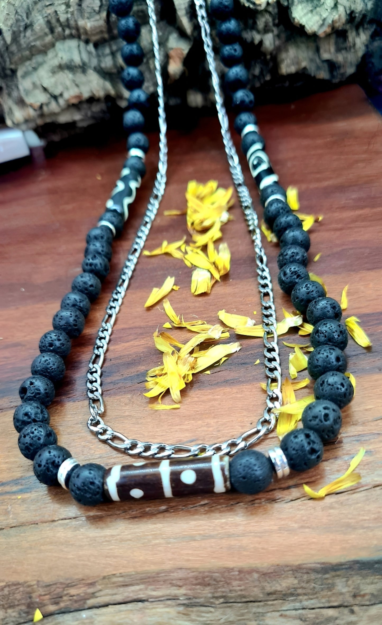 Collar Hombre Lava Negra, Hueso de Yak y Cadena Fígaro. Posa sobre madera.