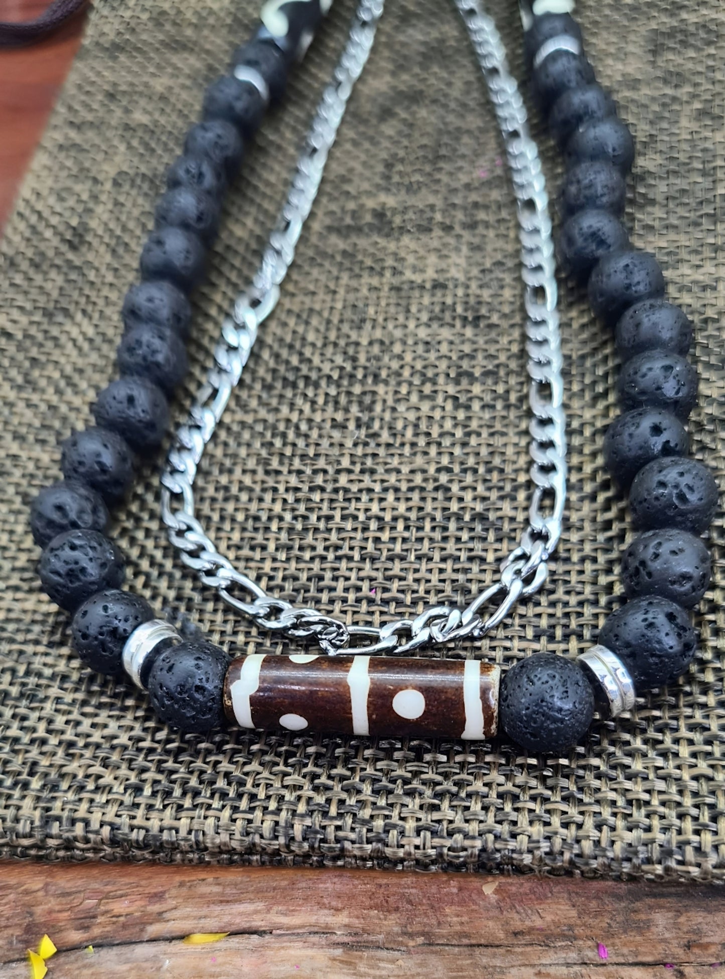Collar Hombre Lava Negra, Hueso de Yak y Cadena Fígaro. Posa sobre saquito.