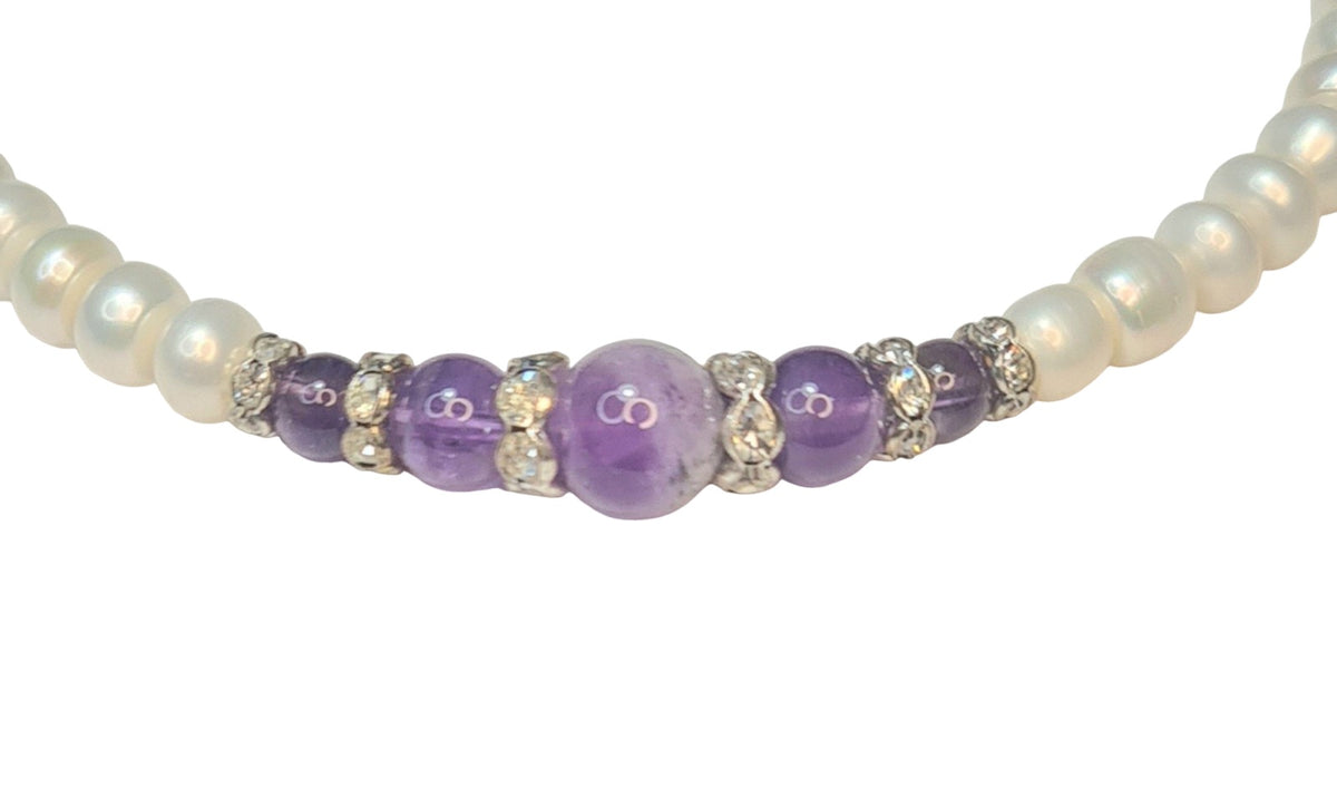 Collar de perlas con centro de cuentas de amatista y separadores brillantes.