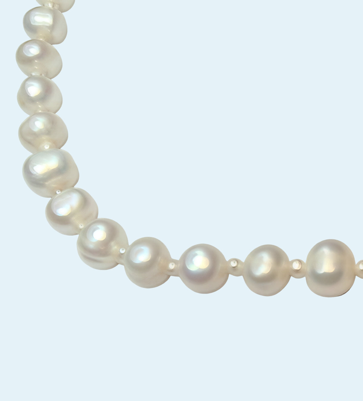 Collar clásico de perlas de 7 mm con pequeñas perlas como separadores.