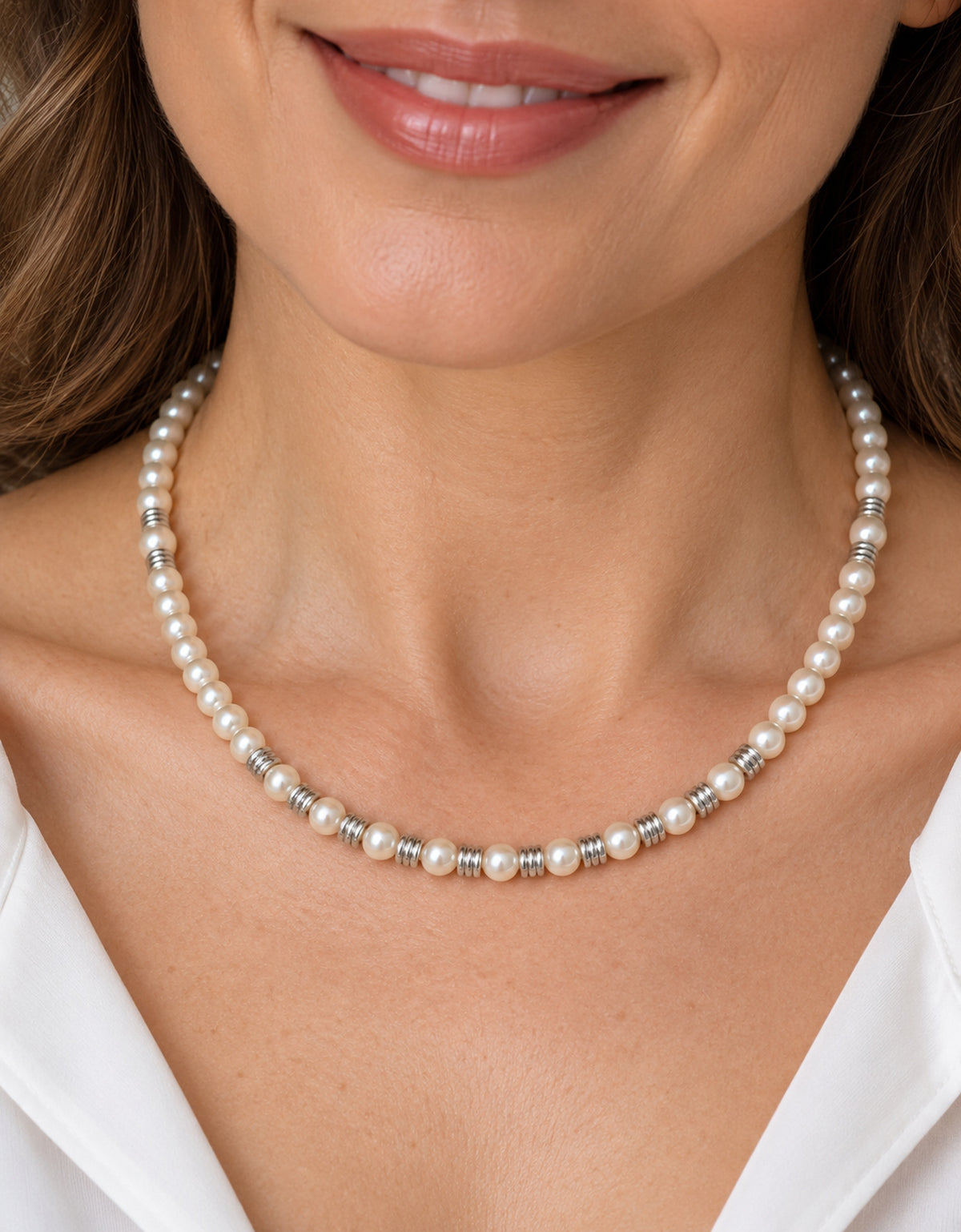 Collar de perlas blancas de 5 mm con separadores metálicos plateados.