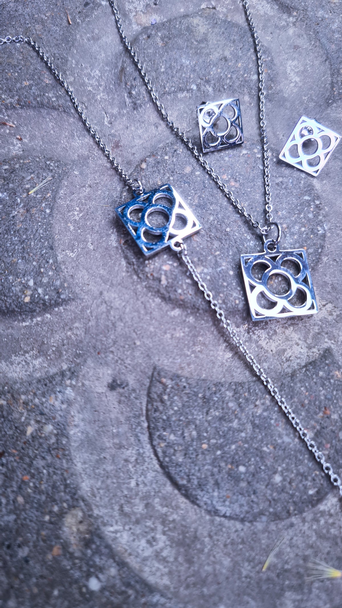 Conjunto Flor de Barcelona Acero Inoxidable para mujer. Posa sobre baldosa.