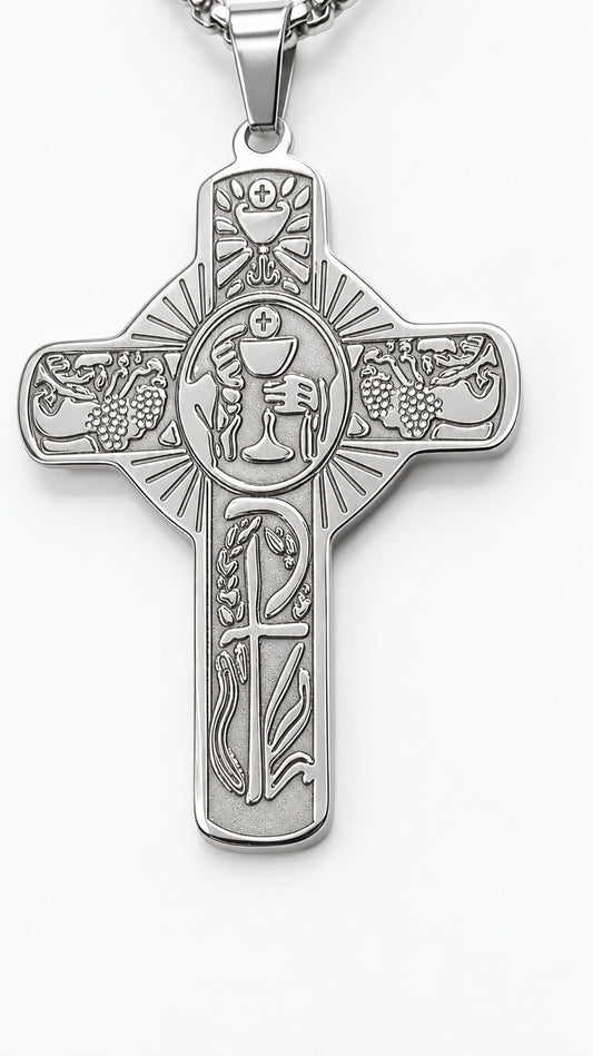 Cruz de acero inoxidable con motivos de Cáliz en relieve y cadena sobre fondo claro.