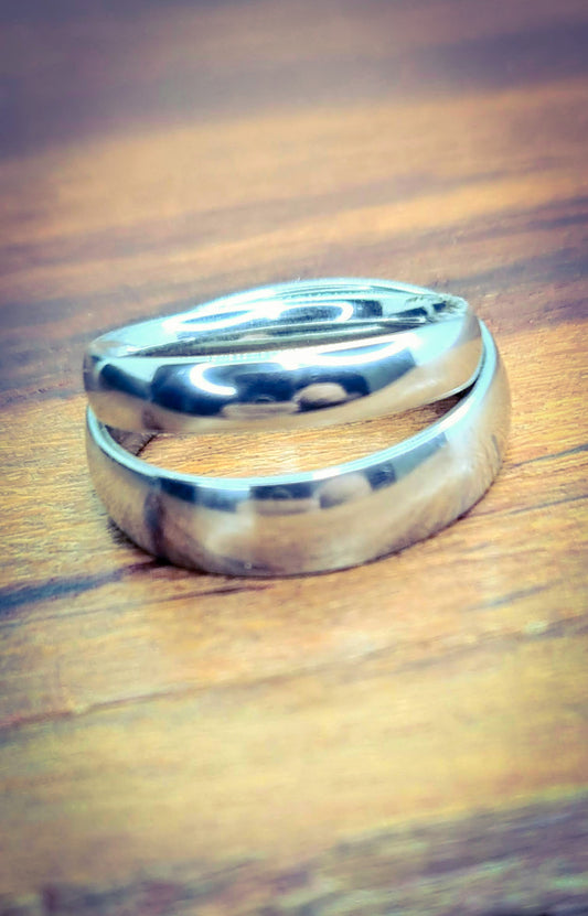 Dos Anillos tipo alianza de matrimonio o pareja en acero inoxidable media caña anchos de 4 y 6mm. Se incluye grabado de nombres y fecha importante gratis. Se posan sobre madera.