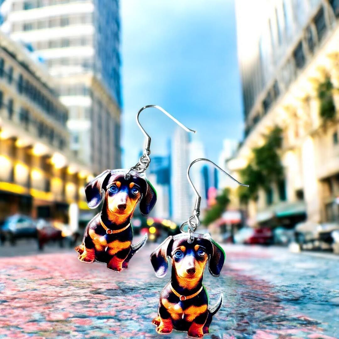 Pendientes perro salchicha para mujer en Acero y Acrílico. Posa sobre avenida.