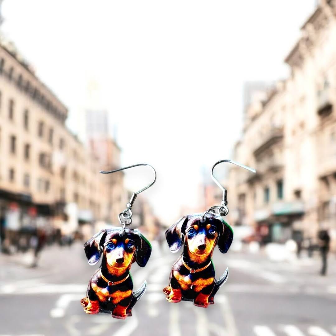 Pendientes perro salchicha para mujer en Acero y Acrílico. Posa sobre avenida.