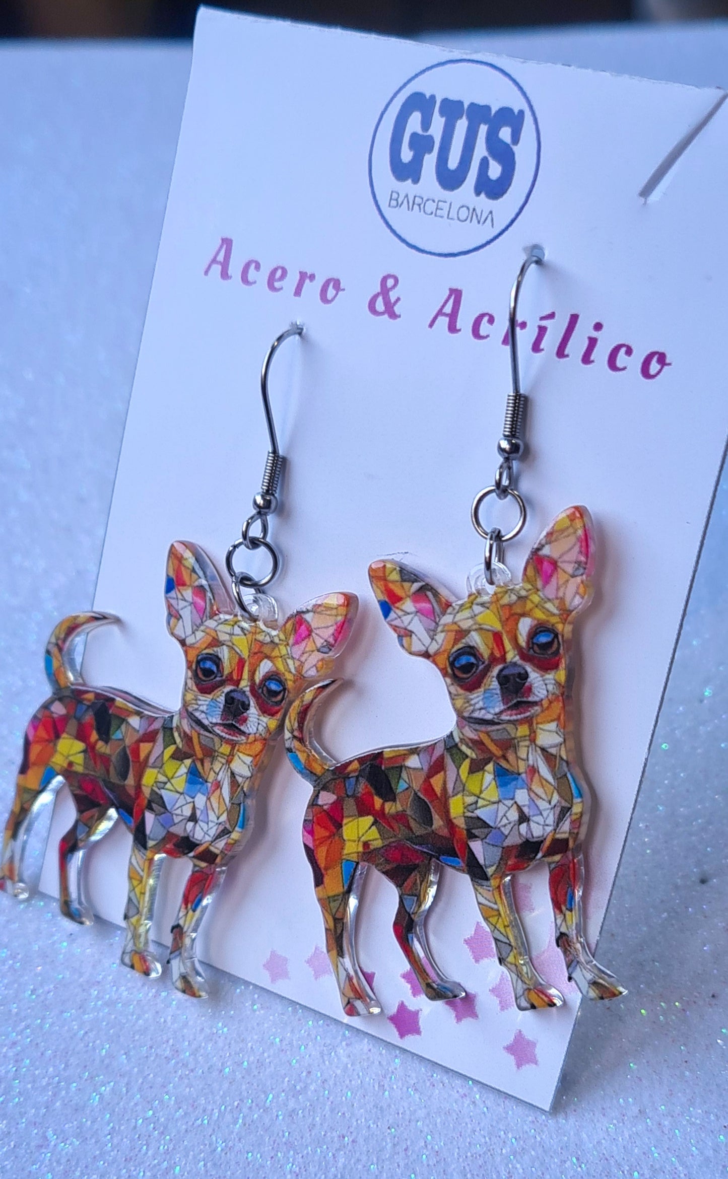 Pendientes perro Chiguagua para mujer en Acero y Acrílico. Posa sobre cartón blanco.