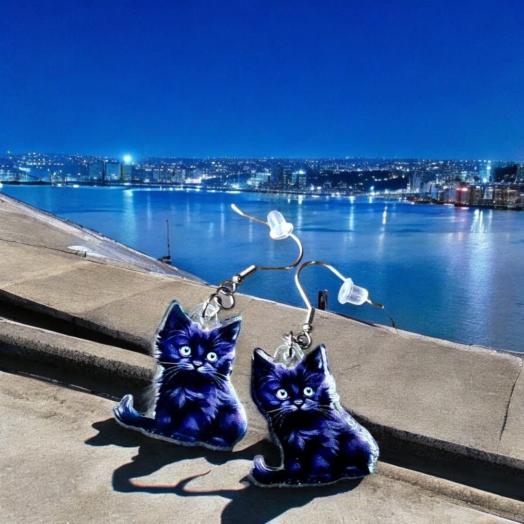 Pendientes Gato Negro para mujer en Acero y Acrílico. Posa sobre puerto nocturno.