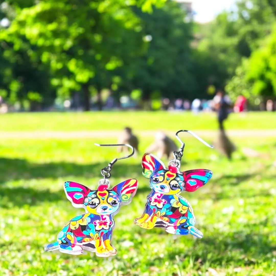 Pendientes perro yorkshire para mujer en Acero y Acrílico. Posa sobre pasto.