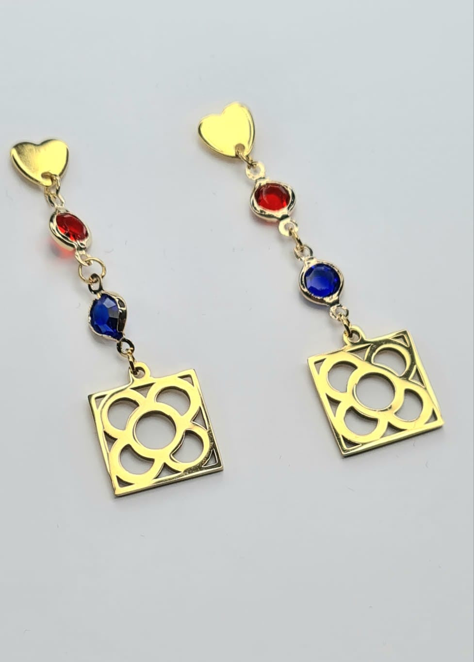 Pendientes con la Flor de Barcelona de acero inoxidable con cristal azul y rojo para mujer.