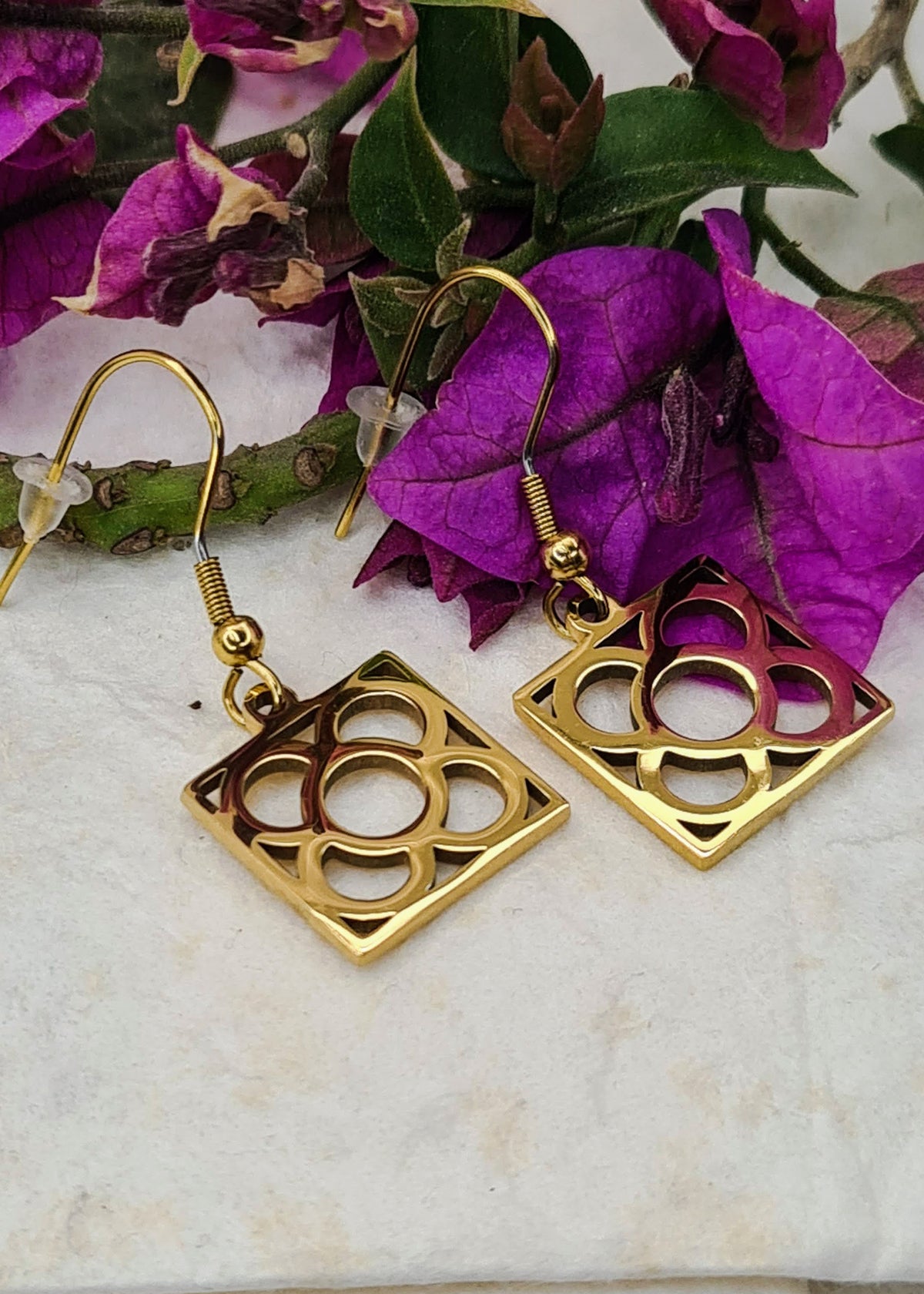 Pendientes con la Flor de Barcelona de acero inoxidable dorado, conocida también como la rajola o panot es uno de los símbolos de la ciudad de Barcelona. Gancho.