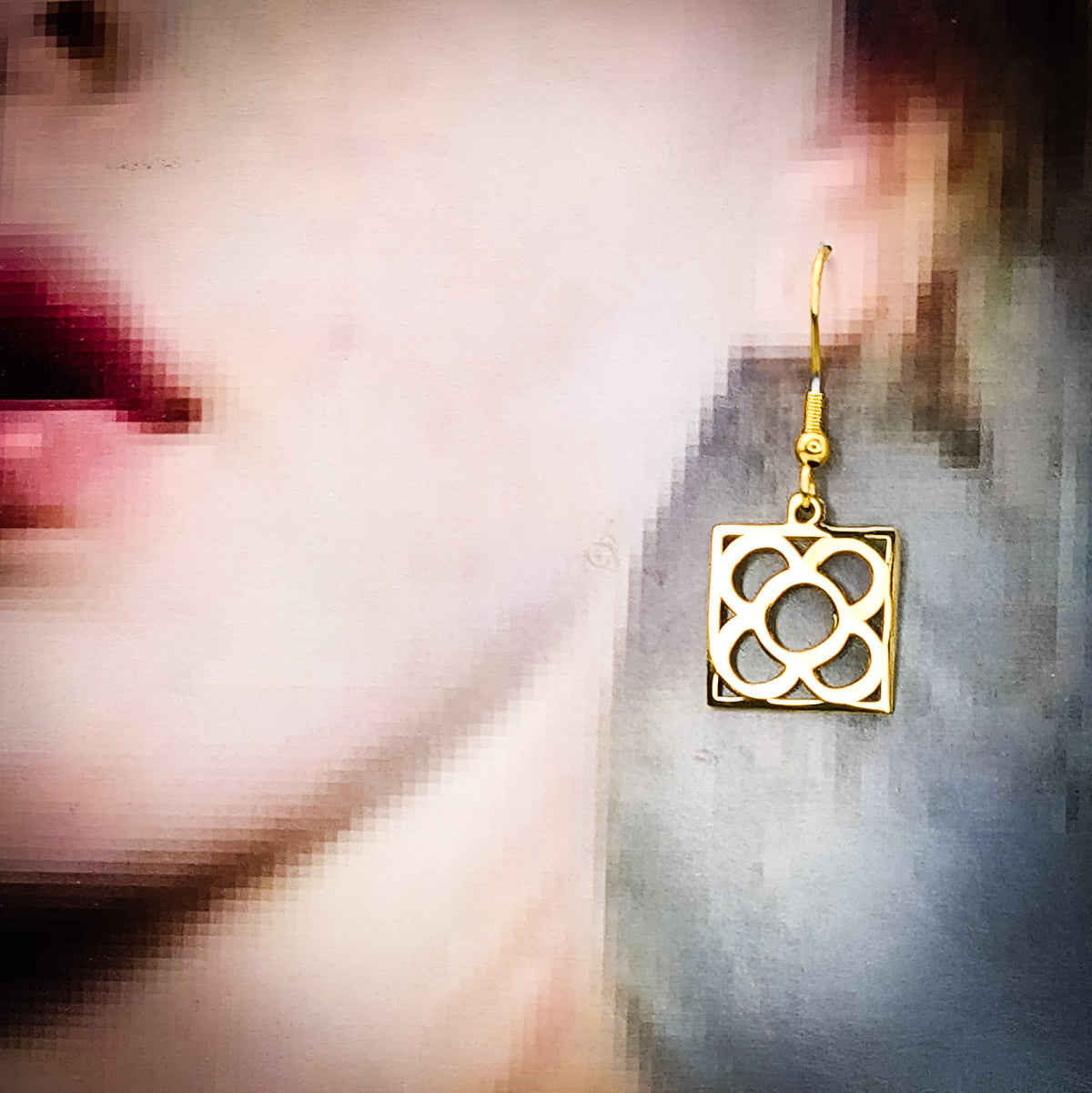 Pendientes con la Flor de Barcelona de acero inoxidable dorado, conocida también como la rajola o panot es uno de los símbolos de la ciudad de Barcelona. Gancho.