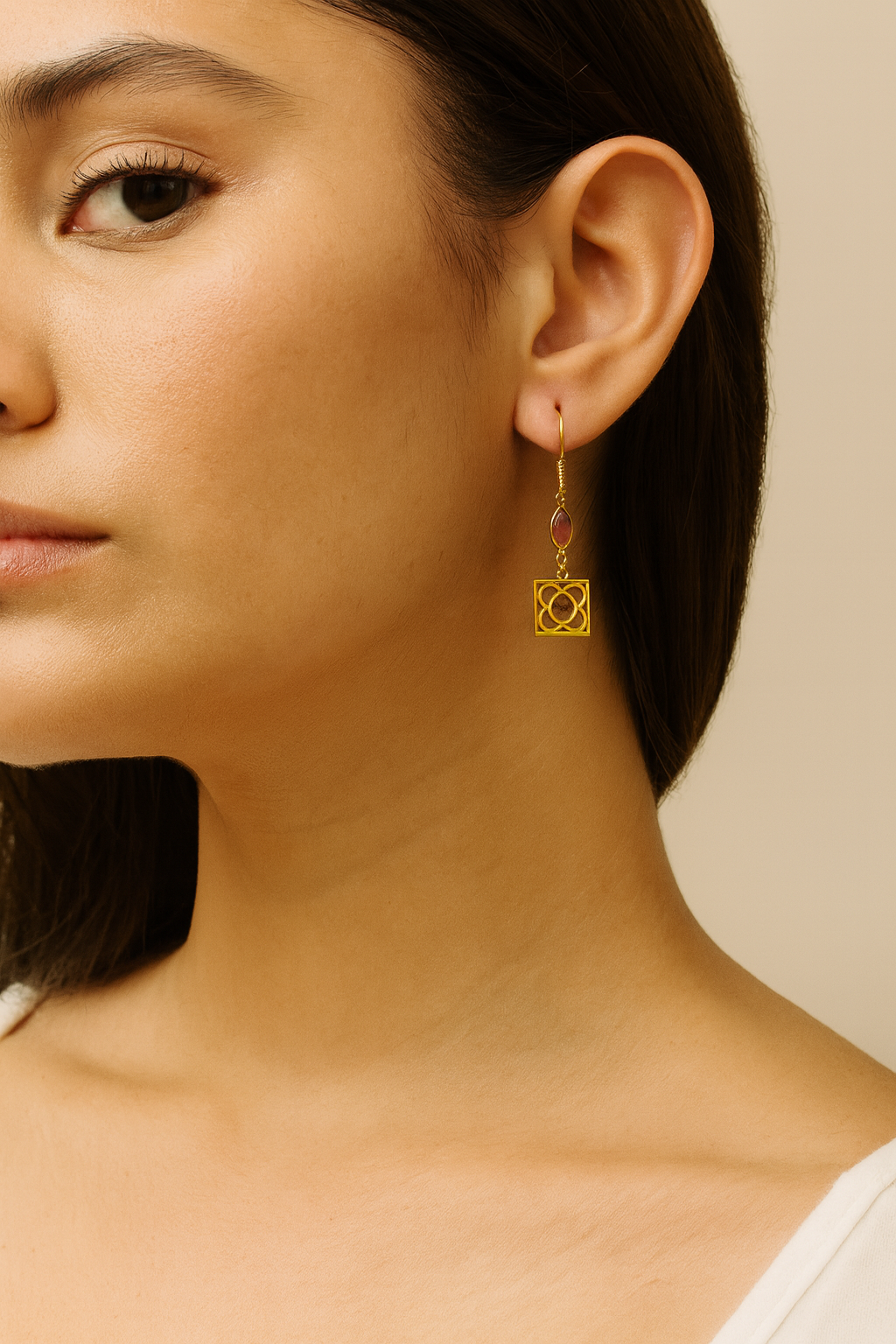 Pendientes de acero inoxidable dorado con la Flor de Barcelona y lagrimitas rosa para mujer.