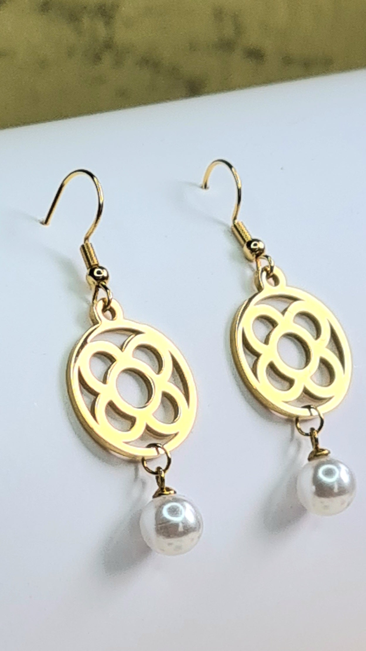 Pendientes de acero inoxidable dorado con la Flor de Barcelona circular y perla colgante para mujer.