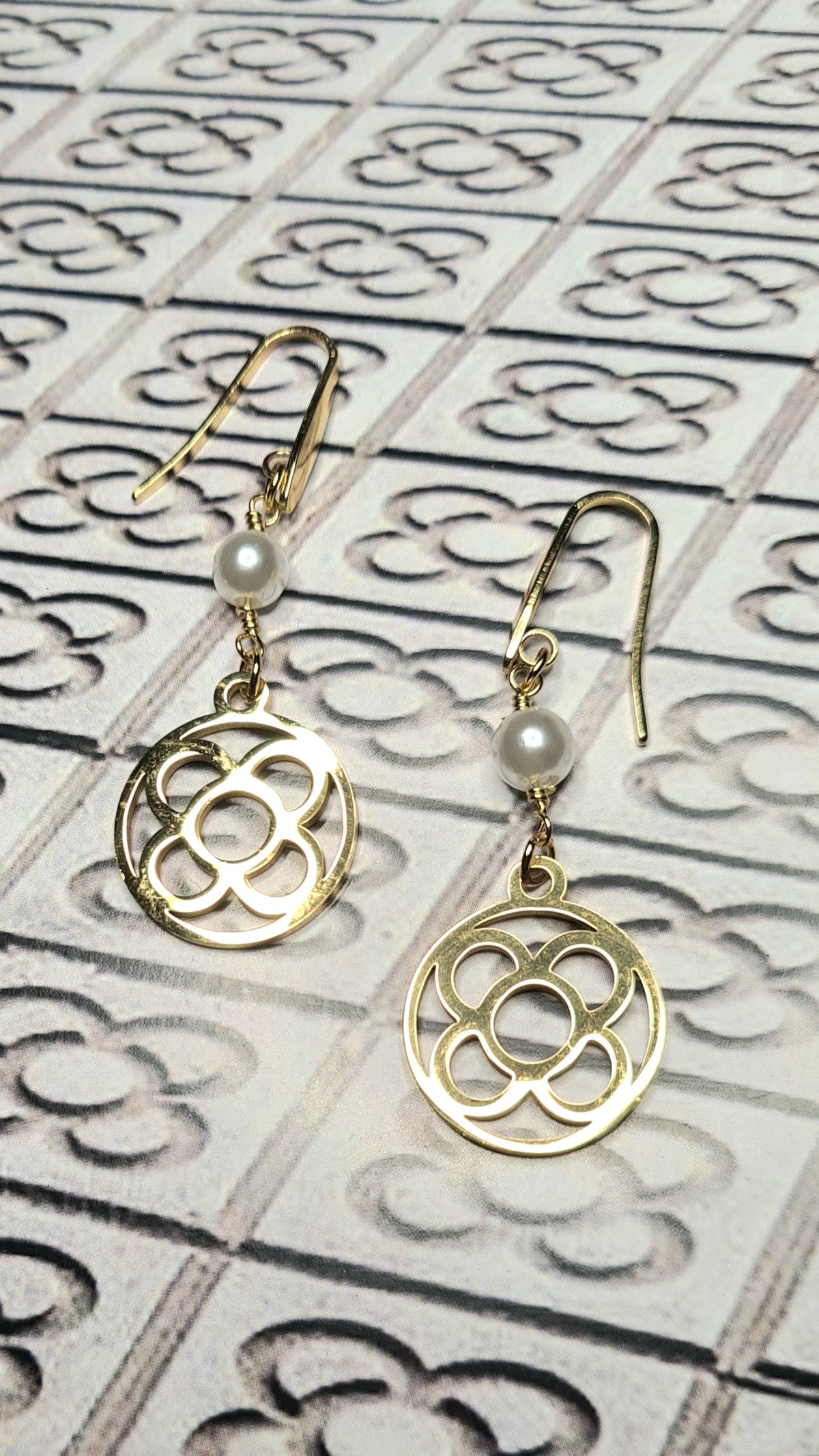 Pendientes de acero inoxidable dorado con perla y la Flor de Barcelona circular colgante para mujer.
