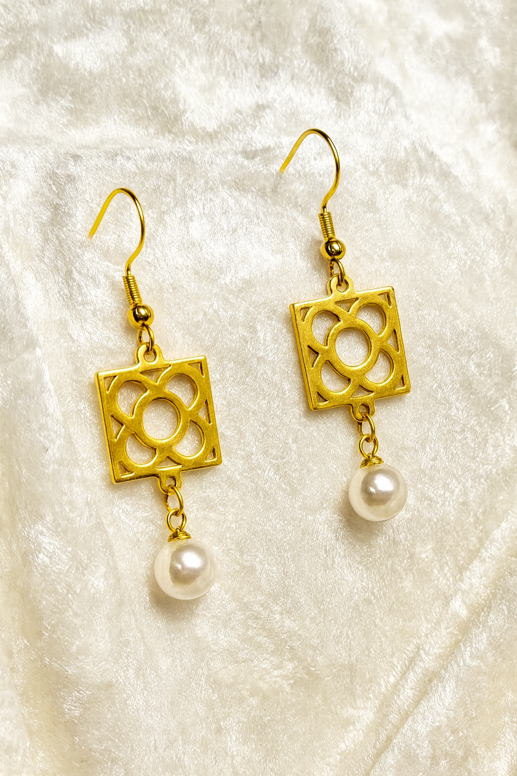 Pendientes de acero inoxidable dorado con la Flor de Barcelona y perla colgante para mujer.