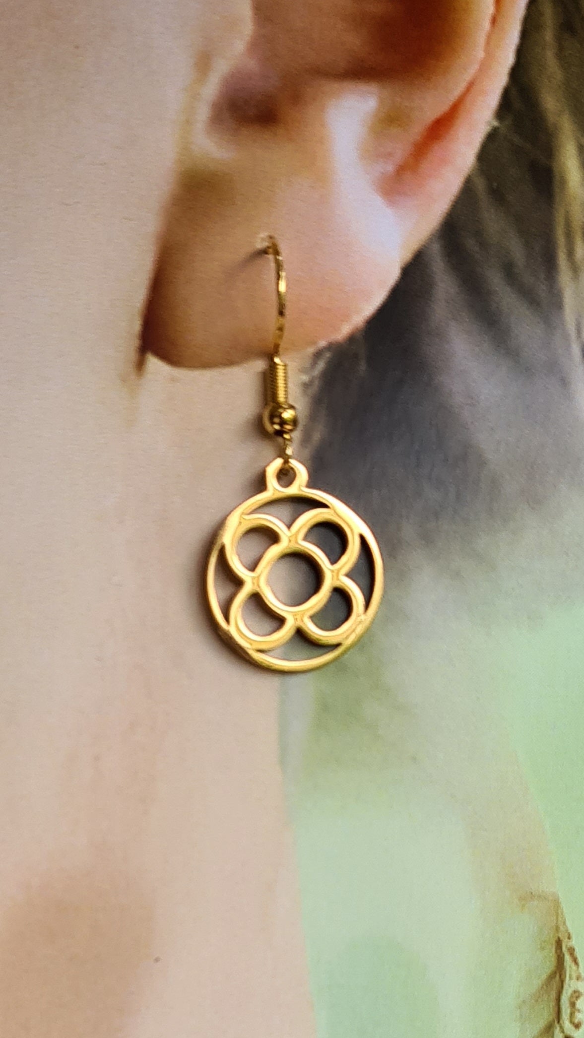 Pendientes de acero inoxidable dorado con Flor de Barcelona redonda para mujer.