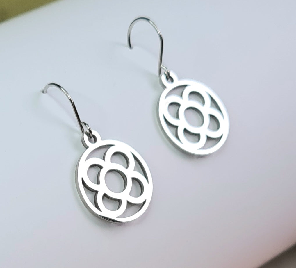 Pendientes de acero inoxidable plateado con Flor de Barcelona redonda para mujer.