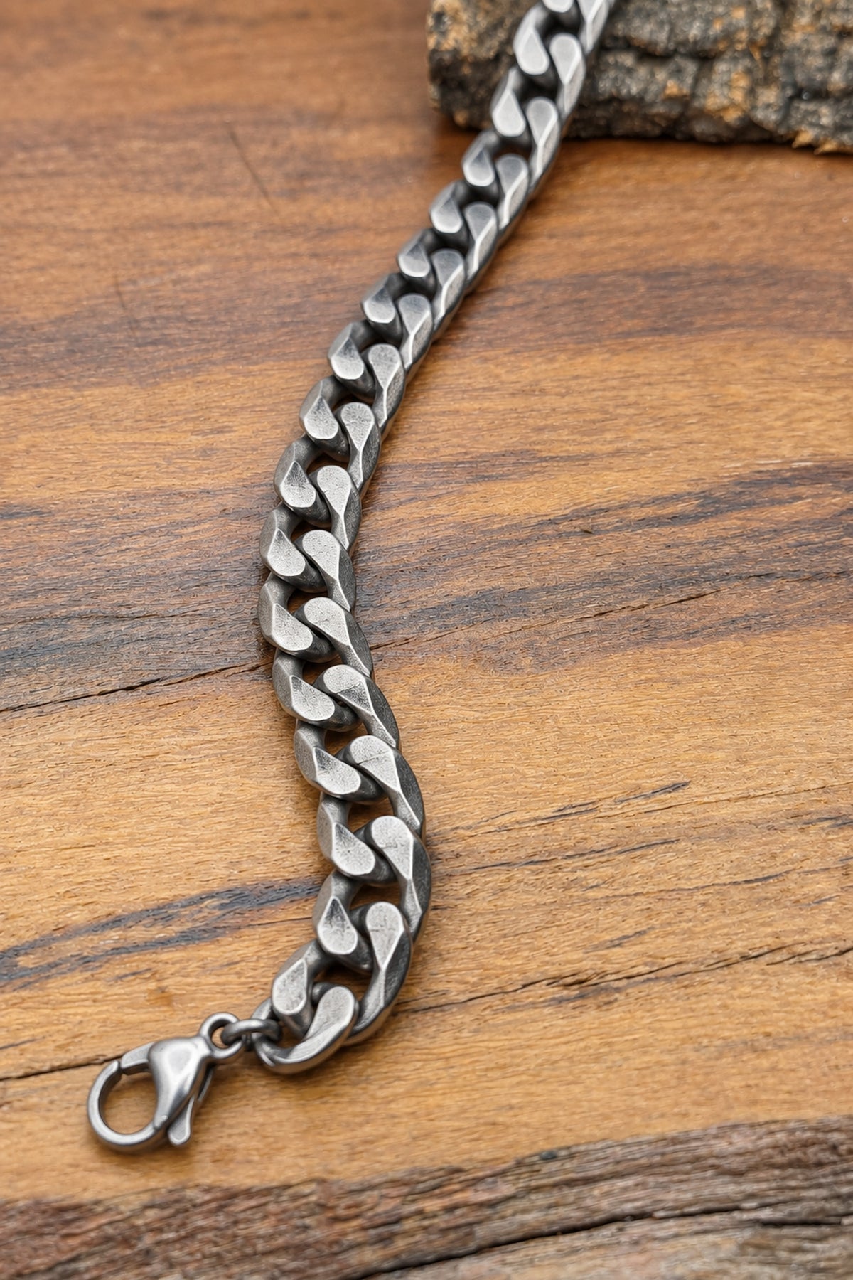 Detalle de los eslabones texturizados de la pulsera.