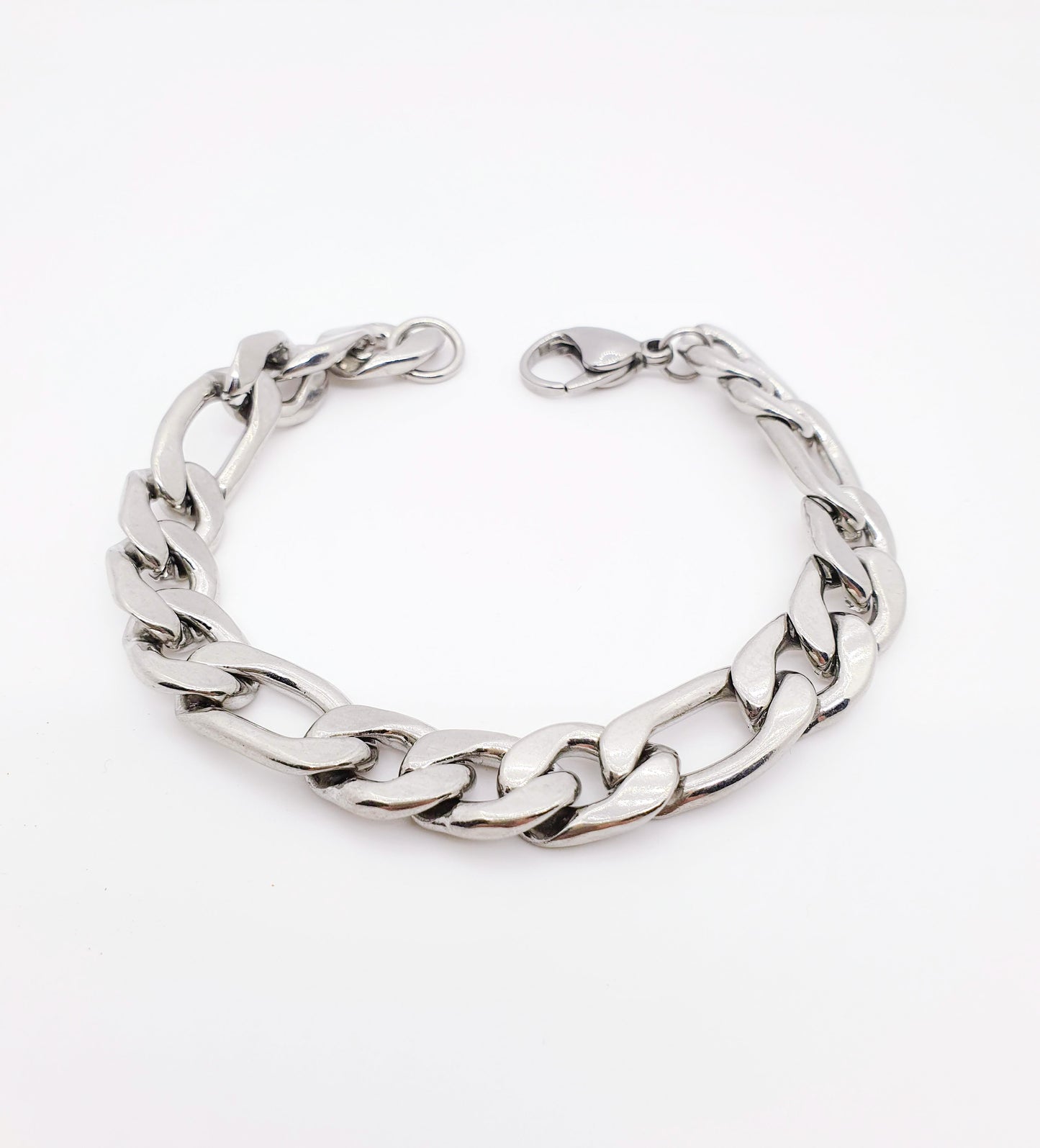 Pulsera acero inoxidable modelo Fígaro, 5 anchos. Posa sobre fondo blanco.