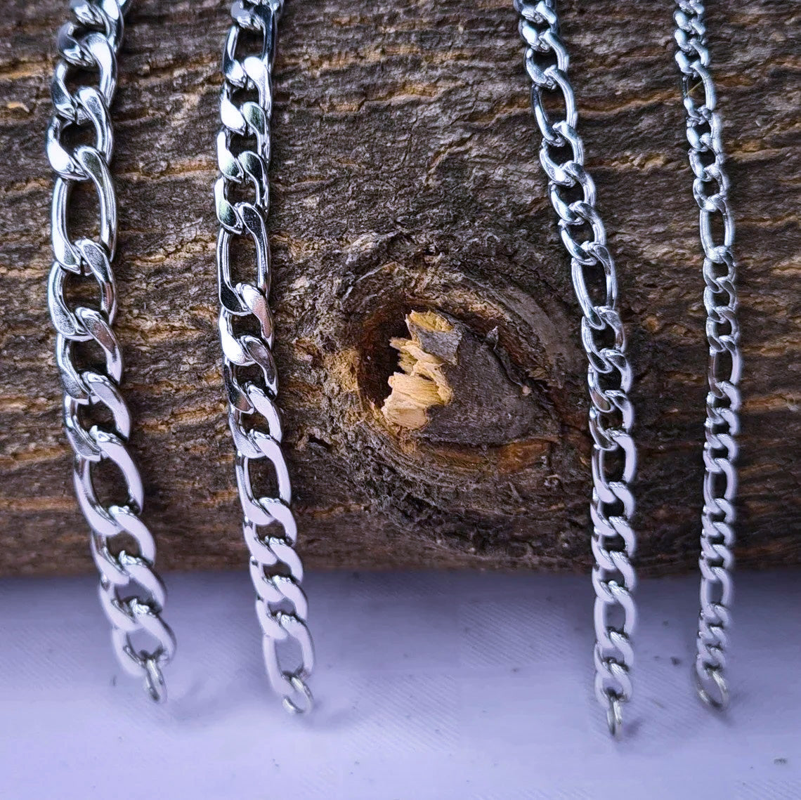 Pulsera acero inoxidable modelo Fígaro, 5 anchos. Posa sobre tronco.