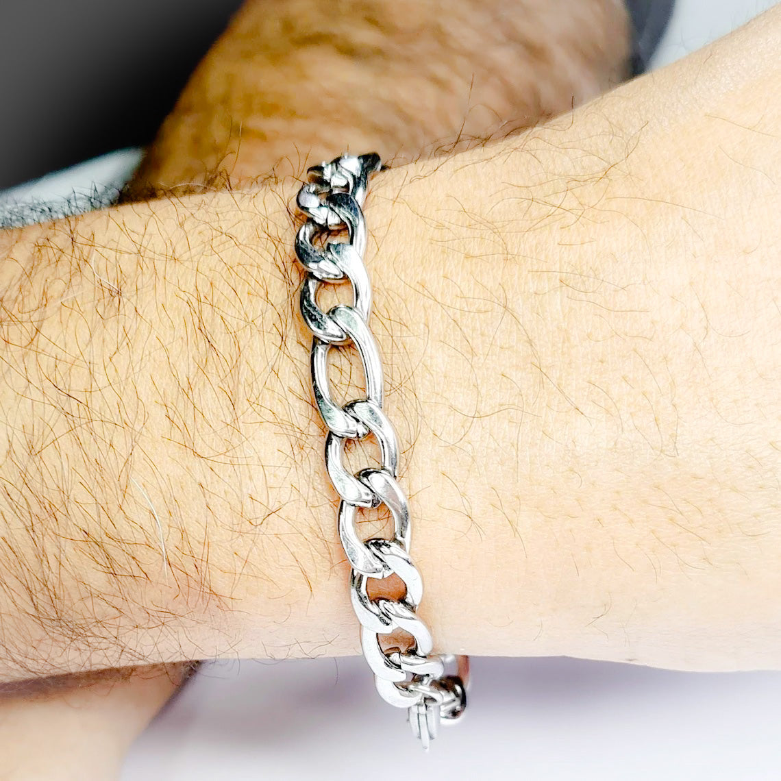 Pulsera acero inoxidable modelo Fígaro, 5 anchos. Posa sobre mano de modelo.