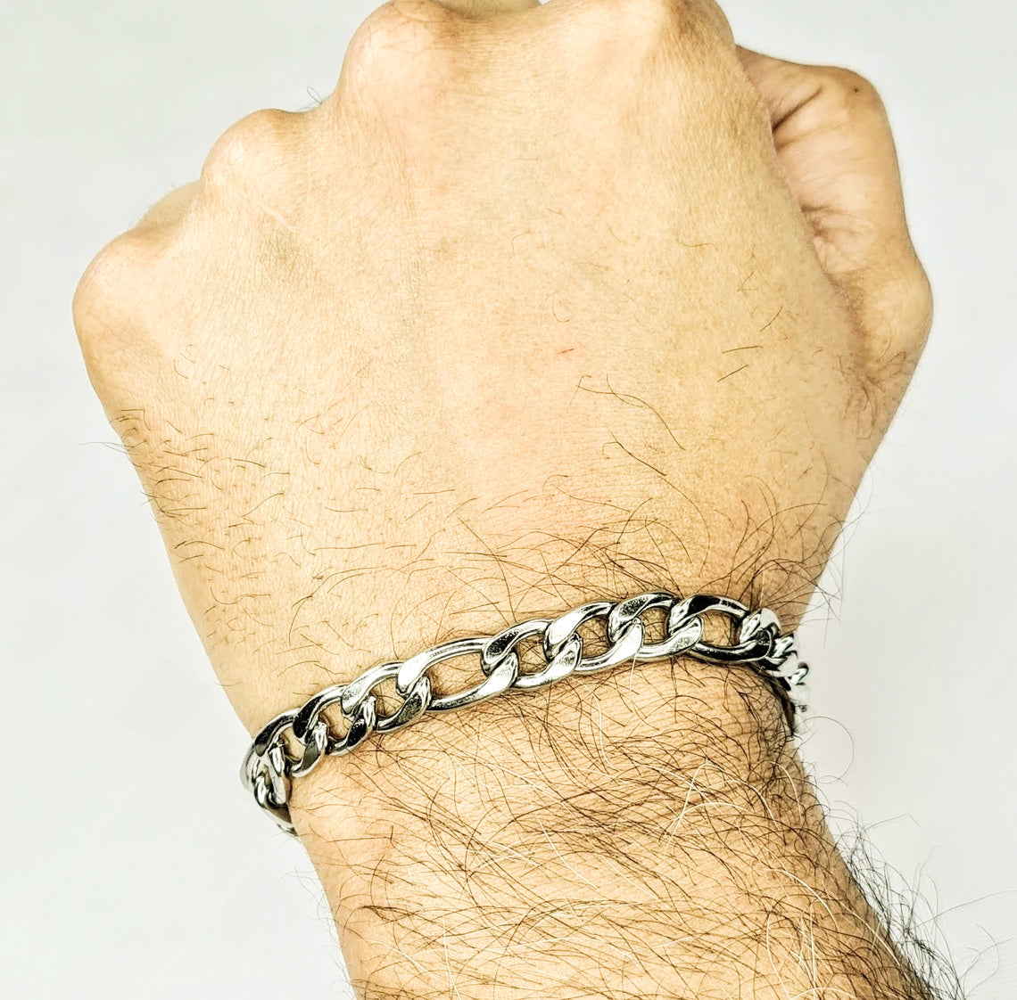 Pulsera acero inoxidable modelo Fígaro, 5 anchos. Posa sobre mano de modelo.