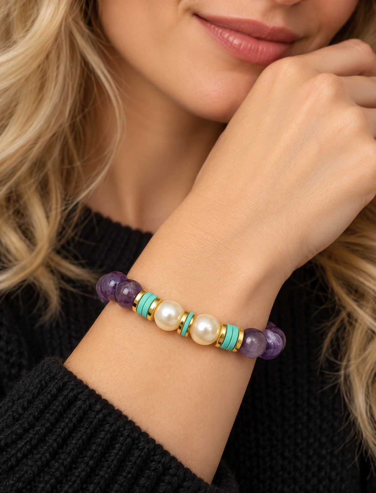 Pulsera de mujer con cuentas de amatista, perlas, discos de cerámica verde y detalles dorados.