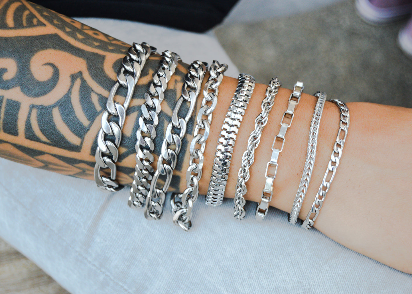 Pulseras de varios modelos en acero inoxidable y con diferentes anchos.