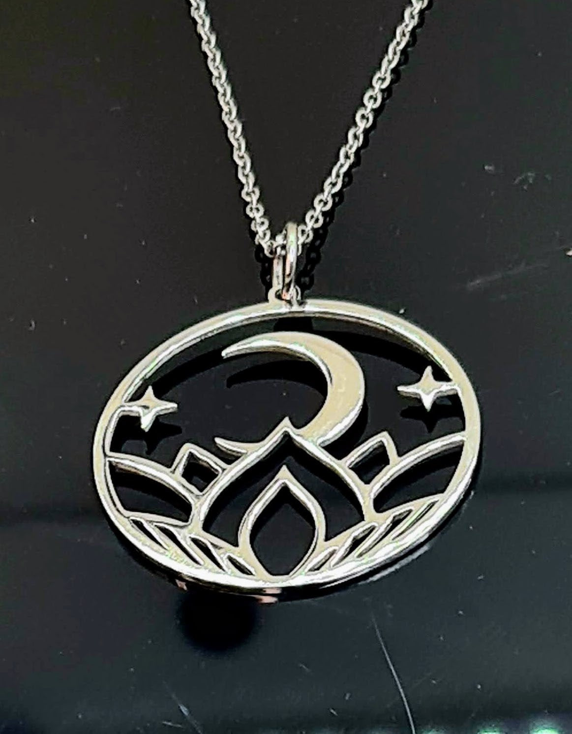 Colgante Luna creciente - compra hoy y recibe mañana en tu casa. Envío Gratis