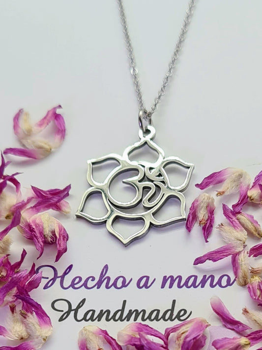 Colgante Flor de Loto y símbolo del Ohm - compra hoy y recibe mañana en tu casa. Envío Gratis