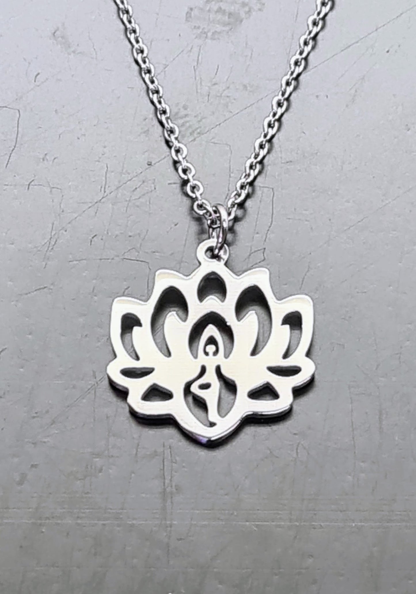 Colgante Flor de Loto - compra hoy y recibe mañana en tu casa. Envío Gratis