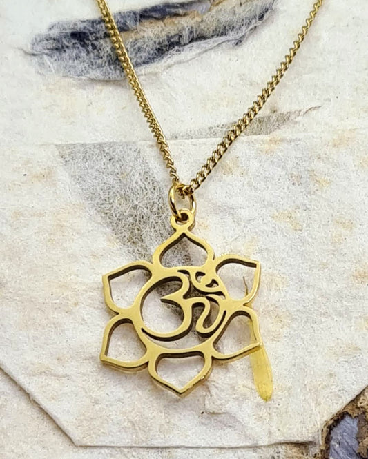 Colgante dorado Flor de Loto y símbolo del Ohm - compra hoy y recibe mañana en tu casa. Envío Gratis