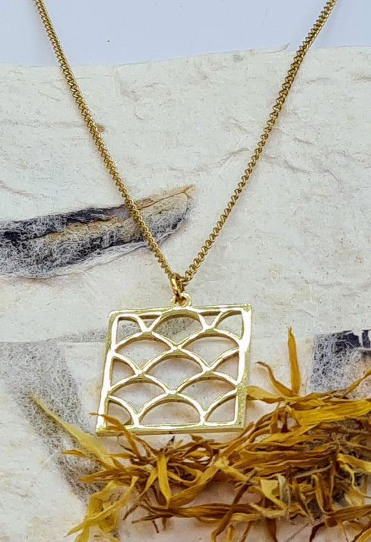 Colgante Cuadrado dorado - compra hoy y recibe mañana en tu casa. Envío Gratis